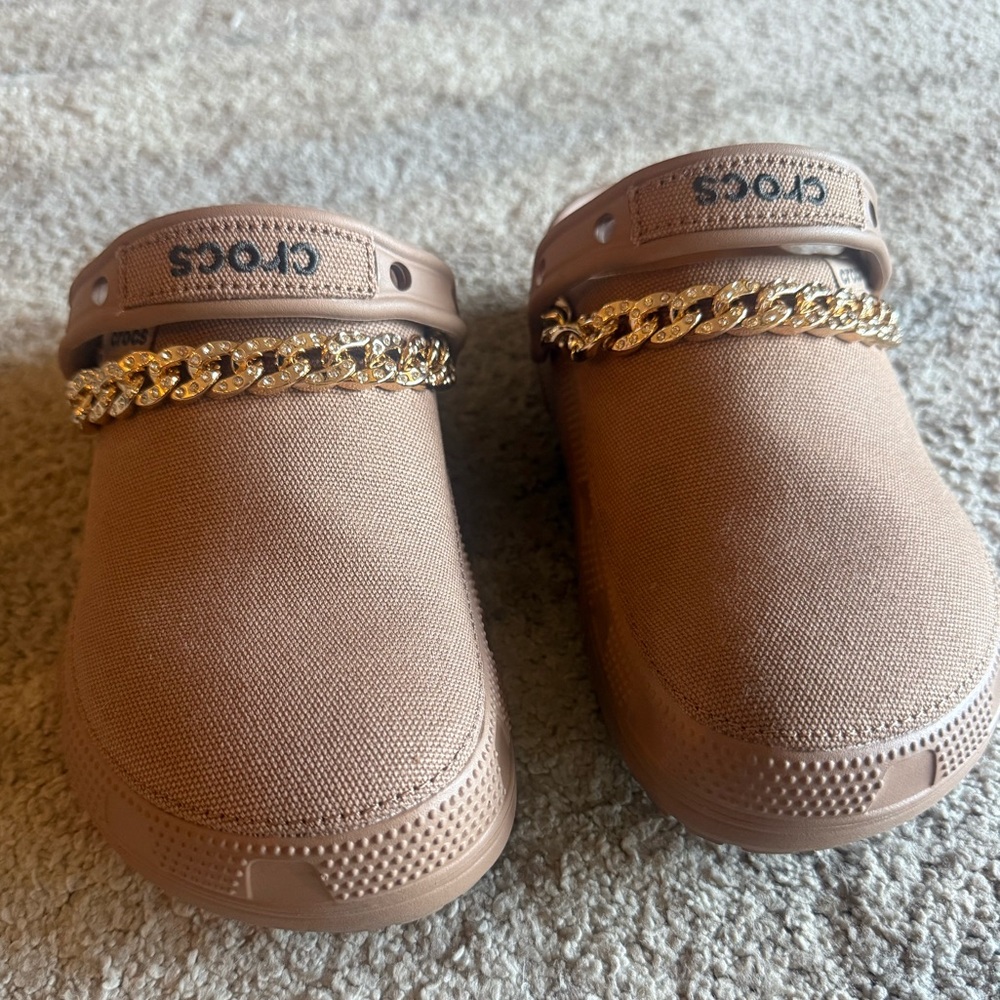 Classic Crafted Clog with removable gold chain embellishment. Women size 7